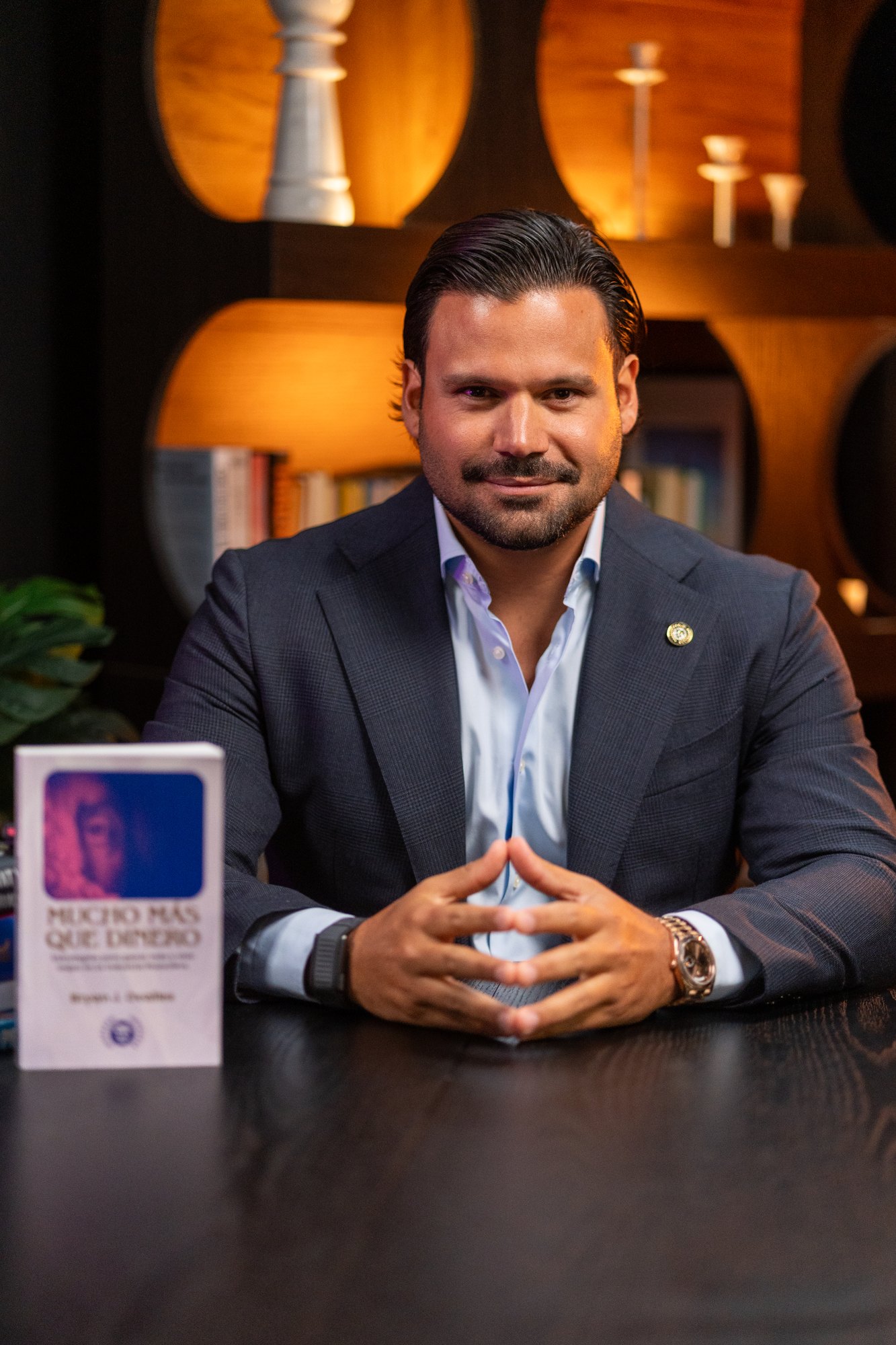 Dr. Bryan J. Ovalles — retrato ejecutivo en su biblioteca
